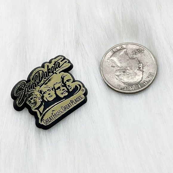🔮 5/$25 Vintage South Dakota Mount Rushmore‎ Pin - Picture 2 of 3